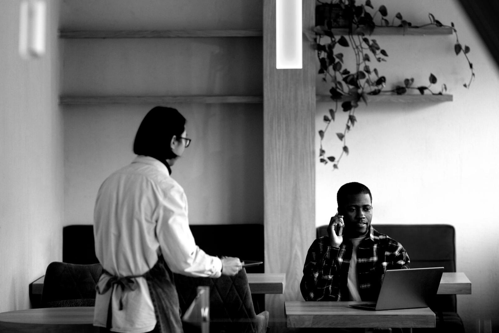 Equipo de Zimado trabajando en análisis financiero para empresas ecuatorianas