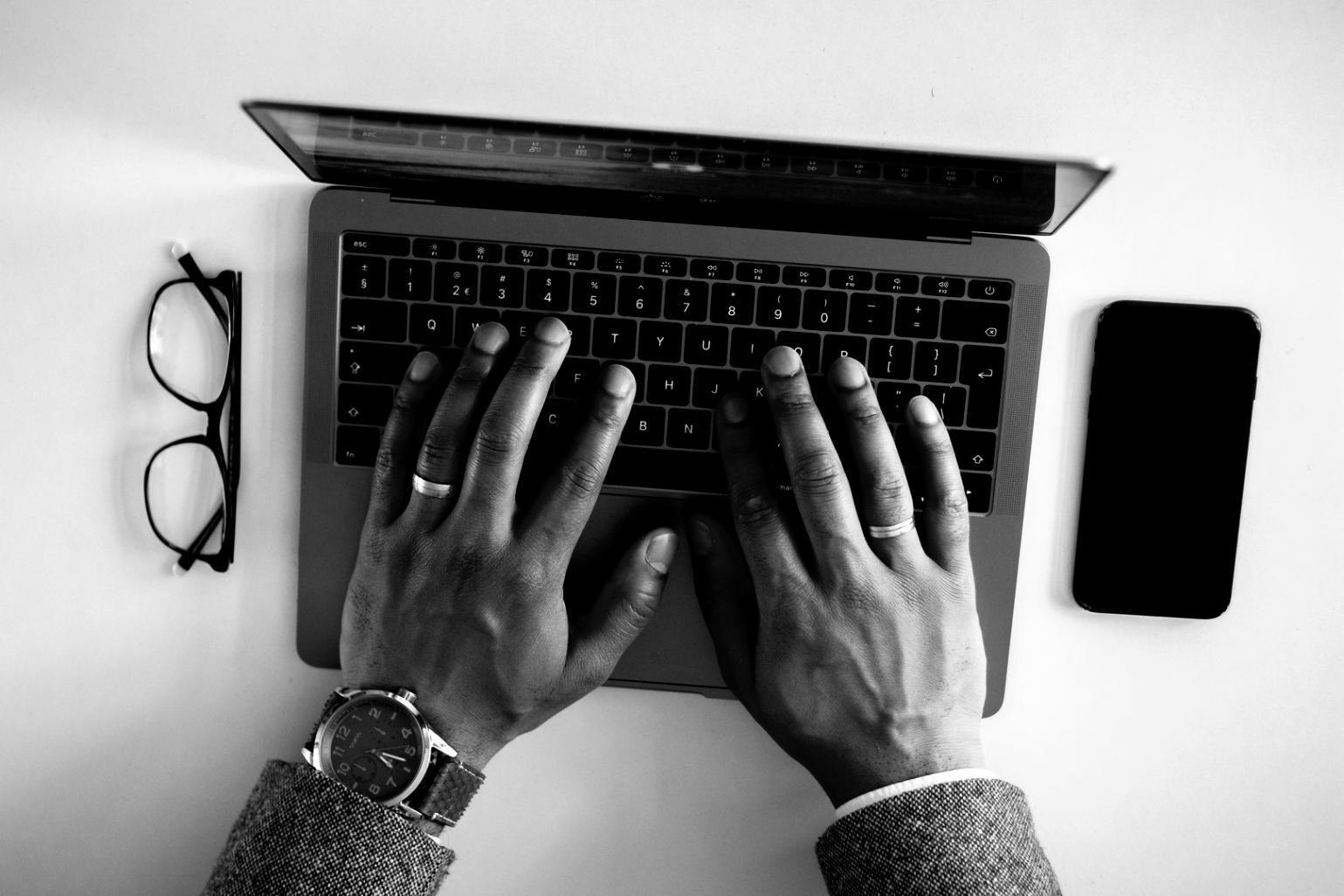 Análisis de datos financieros en pantalla de computadora