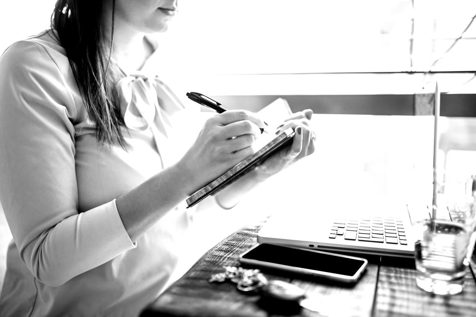 Reunión de análisis financiero con documentos y laptop